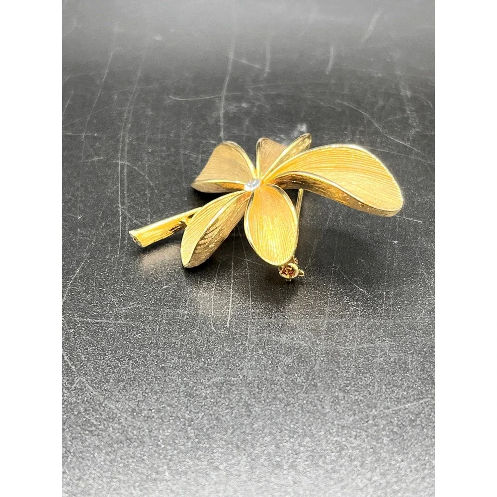 Vtg Gold Tone Floral Petal Pin Brooch Crystal‎ Accent Women's Jewelry Accessory